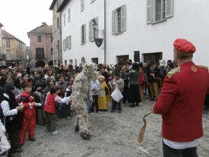 L'orso del Carnevale di Cortemilia Cortemilia : Carnevale: L'orso in mezzo ai bambini